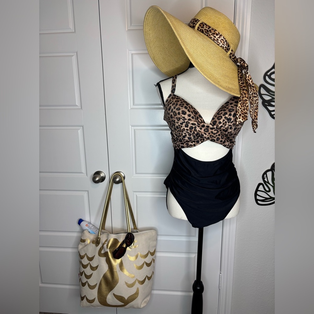 Super Cute Cutout One Piece Swimsuit with Tummy Control - Picture 2 of 16